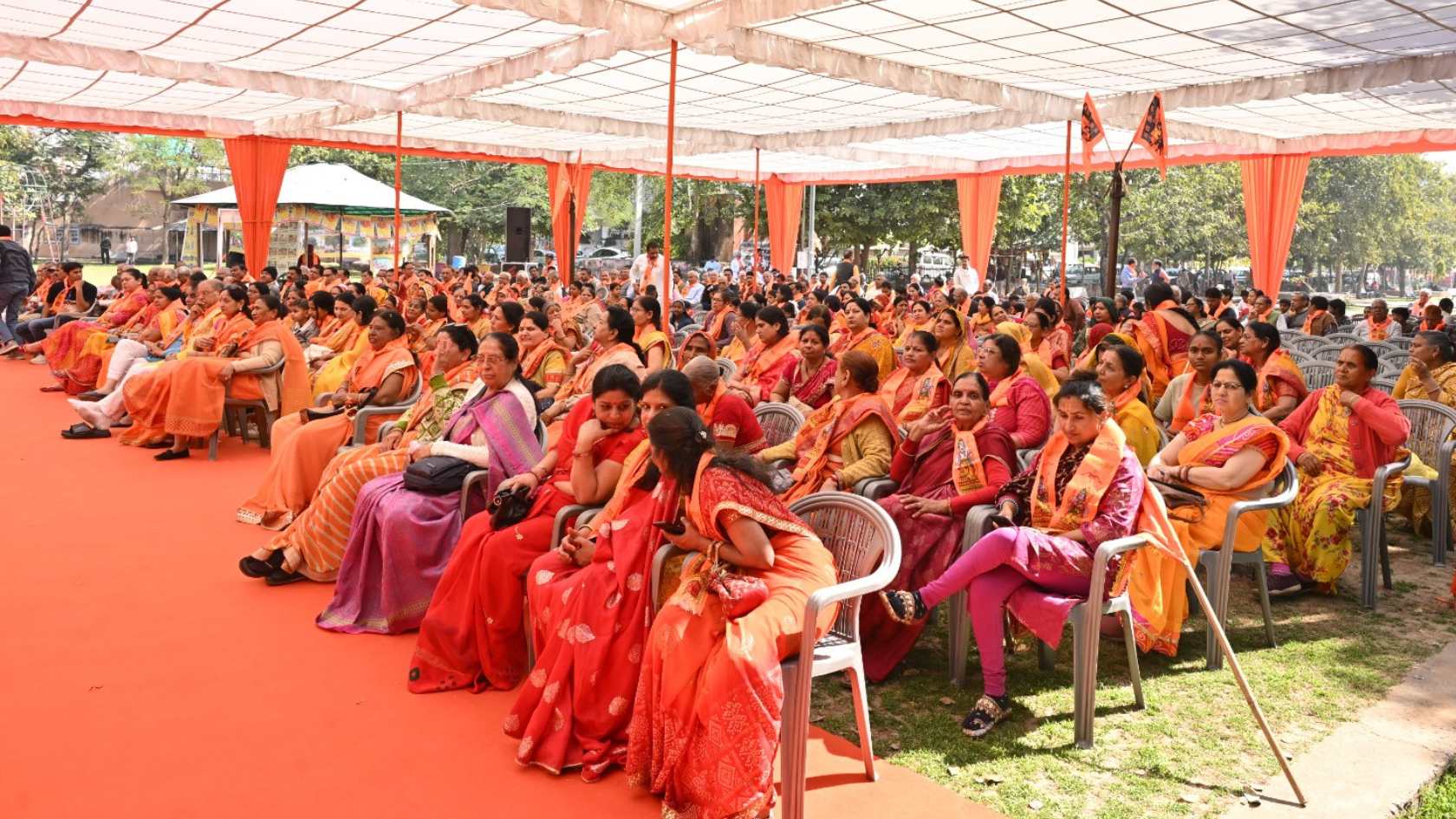 महारानी फार्म क्षेत्र हिन्दू सम्मलेन में  प्लास्टिक मुक्त पर्यावरण का संकल्प दिलाया