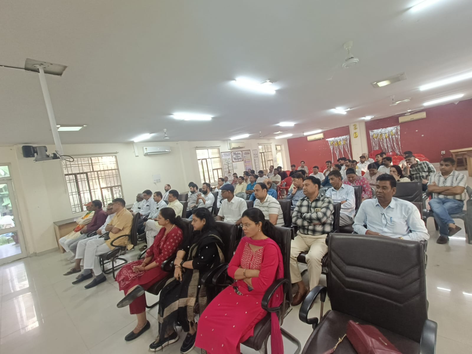 युवाओं को जड़ों से जोड़ने की जरूरत