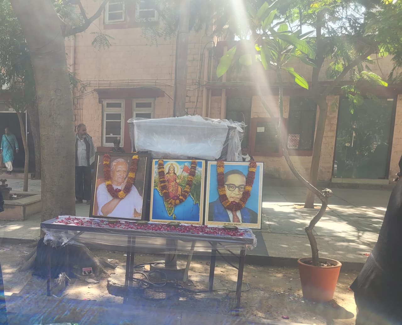 अधिवक्ता परिषद ने डॉ. भीमराव रामजी अम्बेडकर की 135 वीं जयंती पर उच्च न्यायालय परिसर में बांटी 'समरसता खीर', भव्य आयोजन से रहा परहेज