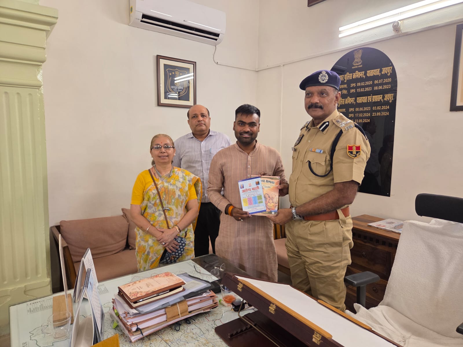 भीषण गर्मी में ड्यूटी कर रहे ट्रैफिक पुलिसकर्मियों को लू से बचाव के लिए दवा का वितरण
